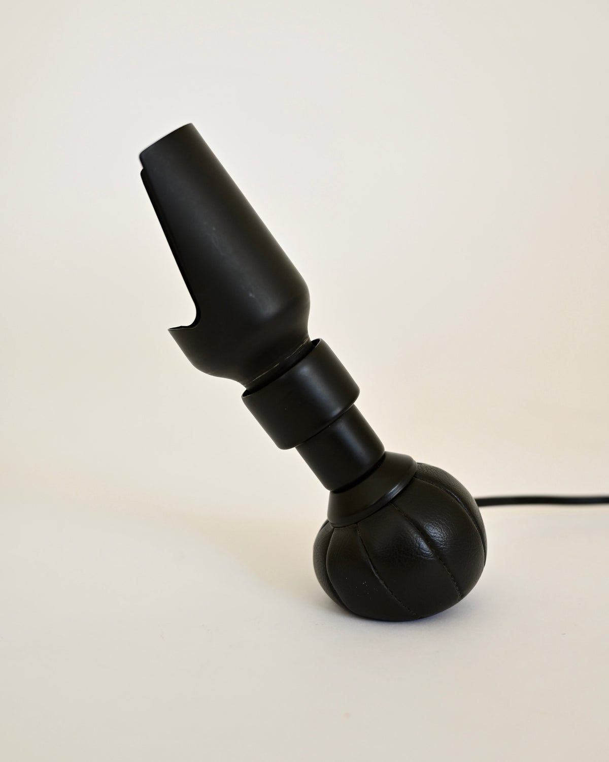 Gino Sarfatti Model 600/P table lamp, side view showing cut-out reflector