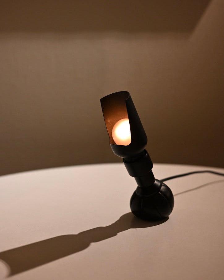 Gino Sarfatti Model 600/P table lamp illuminated in a dark interior