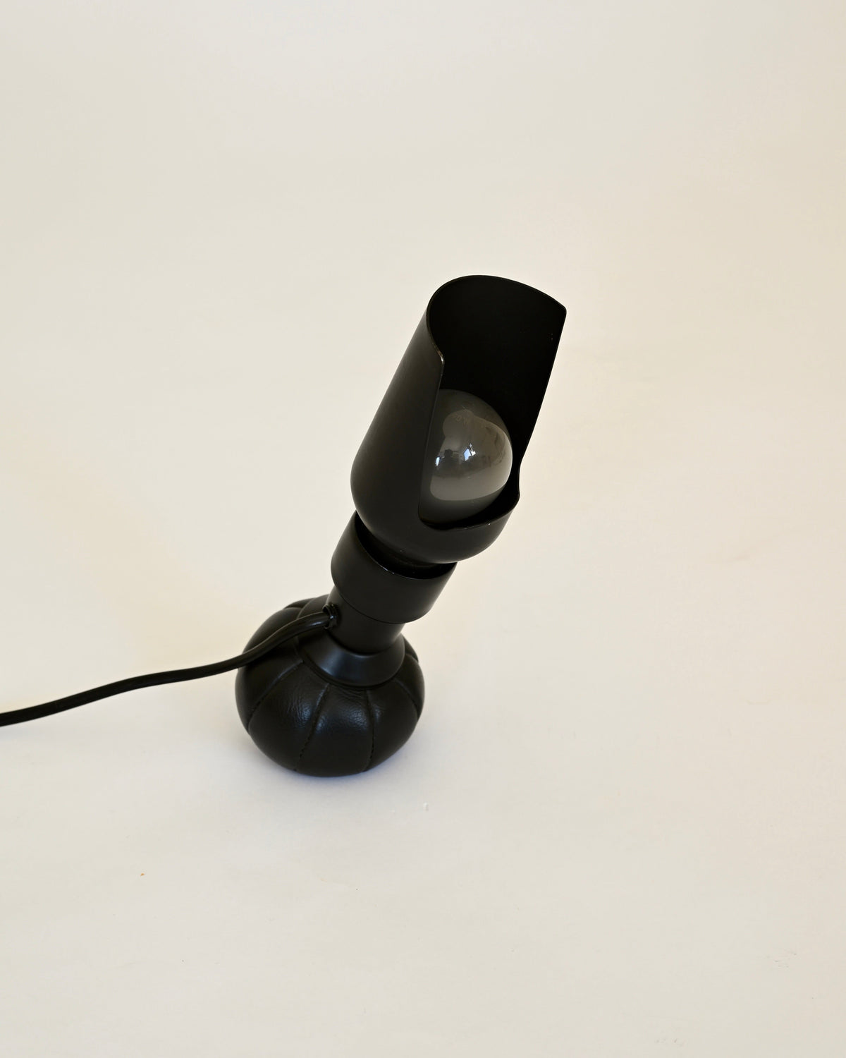 Gino Sarfatti Model 600/P table lamp, unlit front view