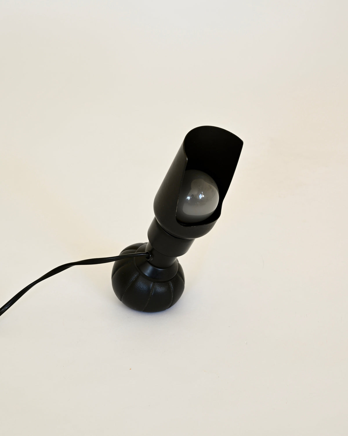 Gino Sarfatti Model 600/P table lamp viewed from above, unlit
