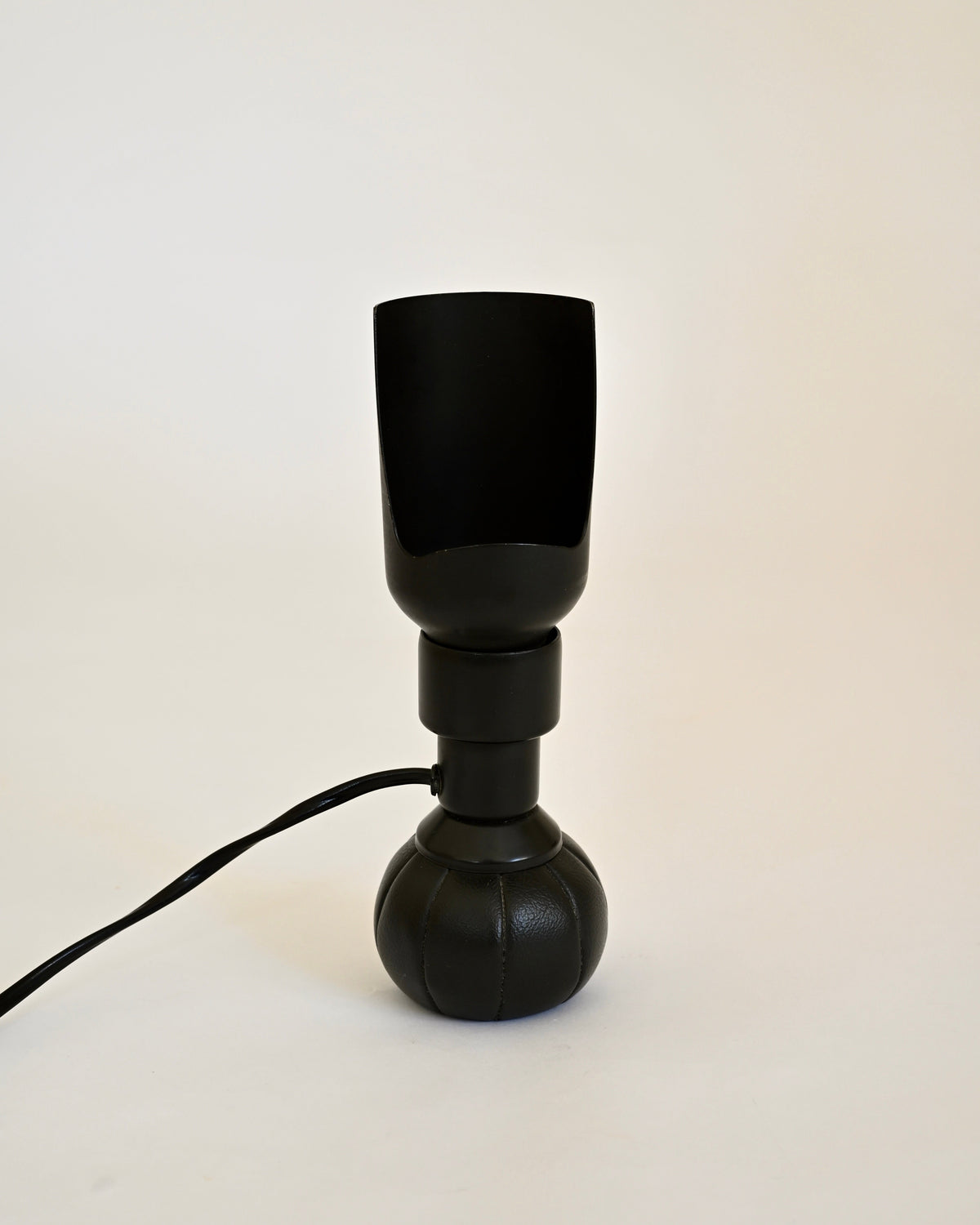 Gino Sarfatti Model 600/P table lamp in upright position