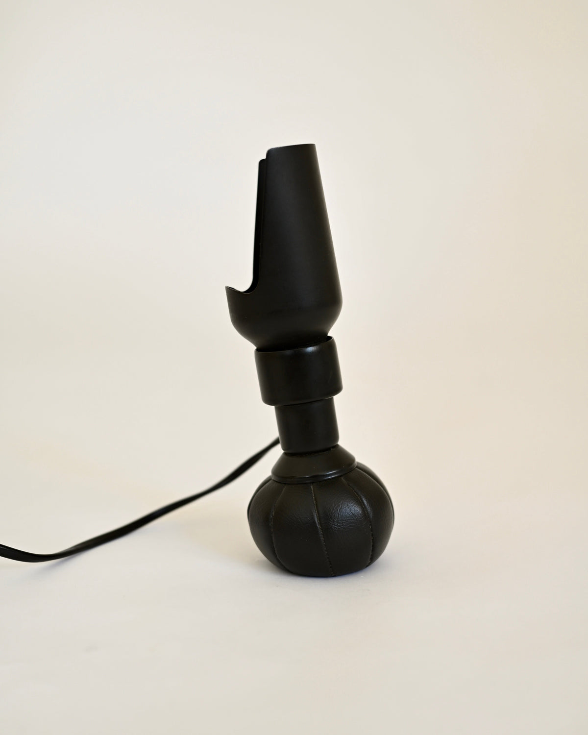 Gino Sarfatti Model 600/P lamp, upright side view with sculptural reflector