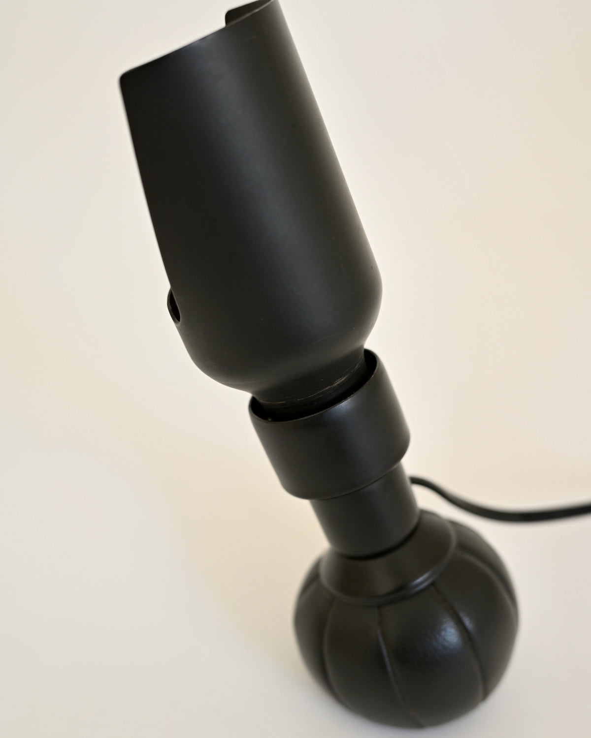 Gino Sarfatti Model 600/P lamp, close-up of black shade and leather base