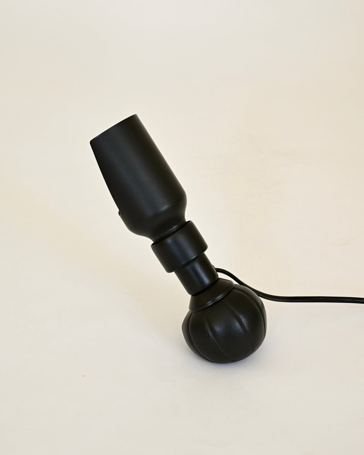 Gino Sarfatti Model 600/P table lamp, side profile and leather weighted base