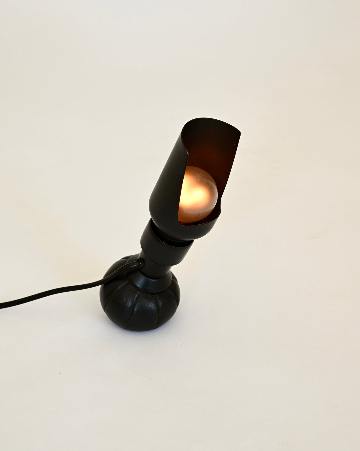 Gino Sarfatti Model 600/P table lamp for Arteluce, illuminated front view