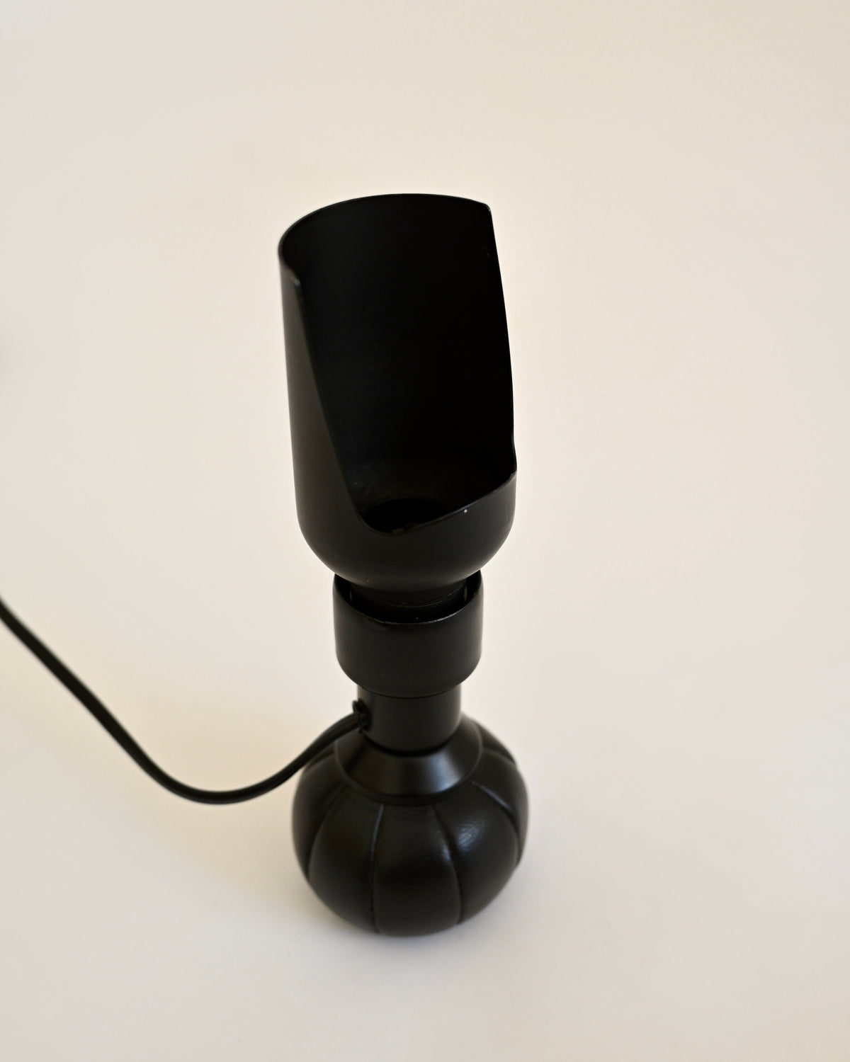 Gino Sarfatti Model 600/P table lamp, front view without bulb